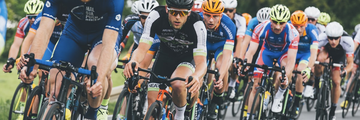 运动员在赛场上竞技的精彩瞬间