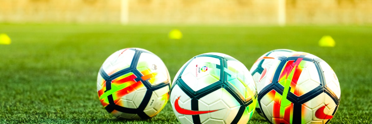 现代化体育场馆内部，观众席座无虚席