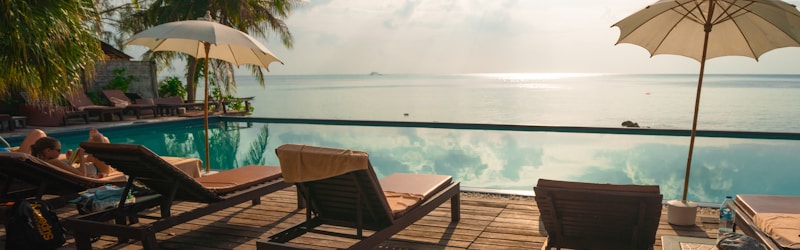 展示可持续生活元素的拼贴图：可重复使用的水杯、布袋、太阳能板和堆肥箱