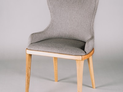 阳台一角布置成小型室内花园，有悬挂植物和多肉植物